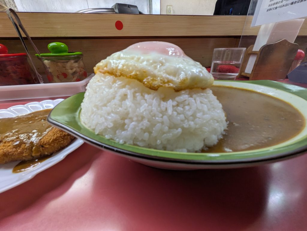 ポークカツ目玉カレー 中盛り